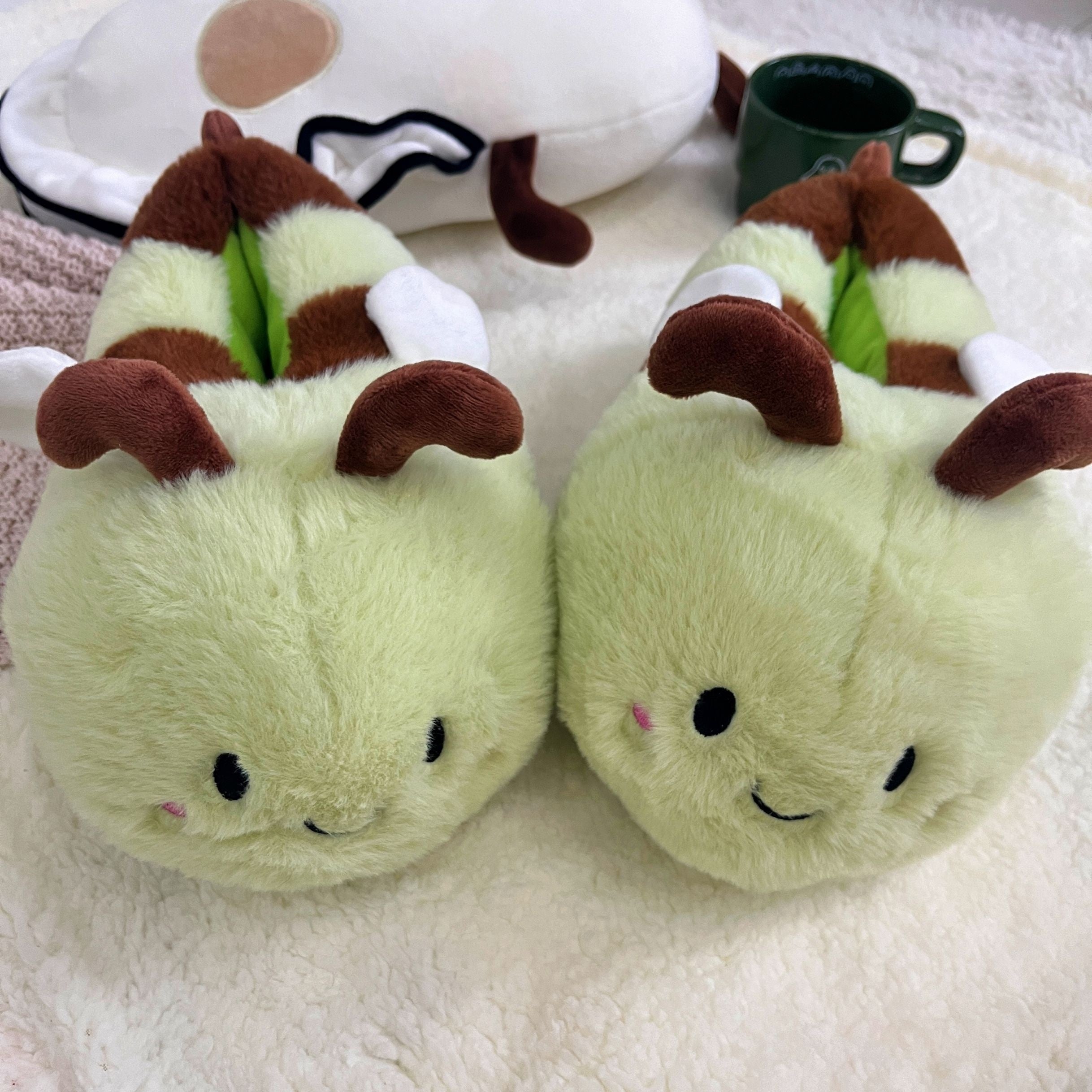 Christmas Cute Bee Animal Design Winter Warm Slippers Indoor Outdoor Shoes Creative Gift Suitable For Bedroom And Outdoor Use
