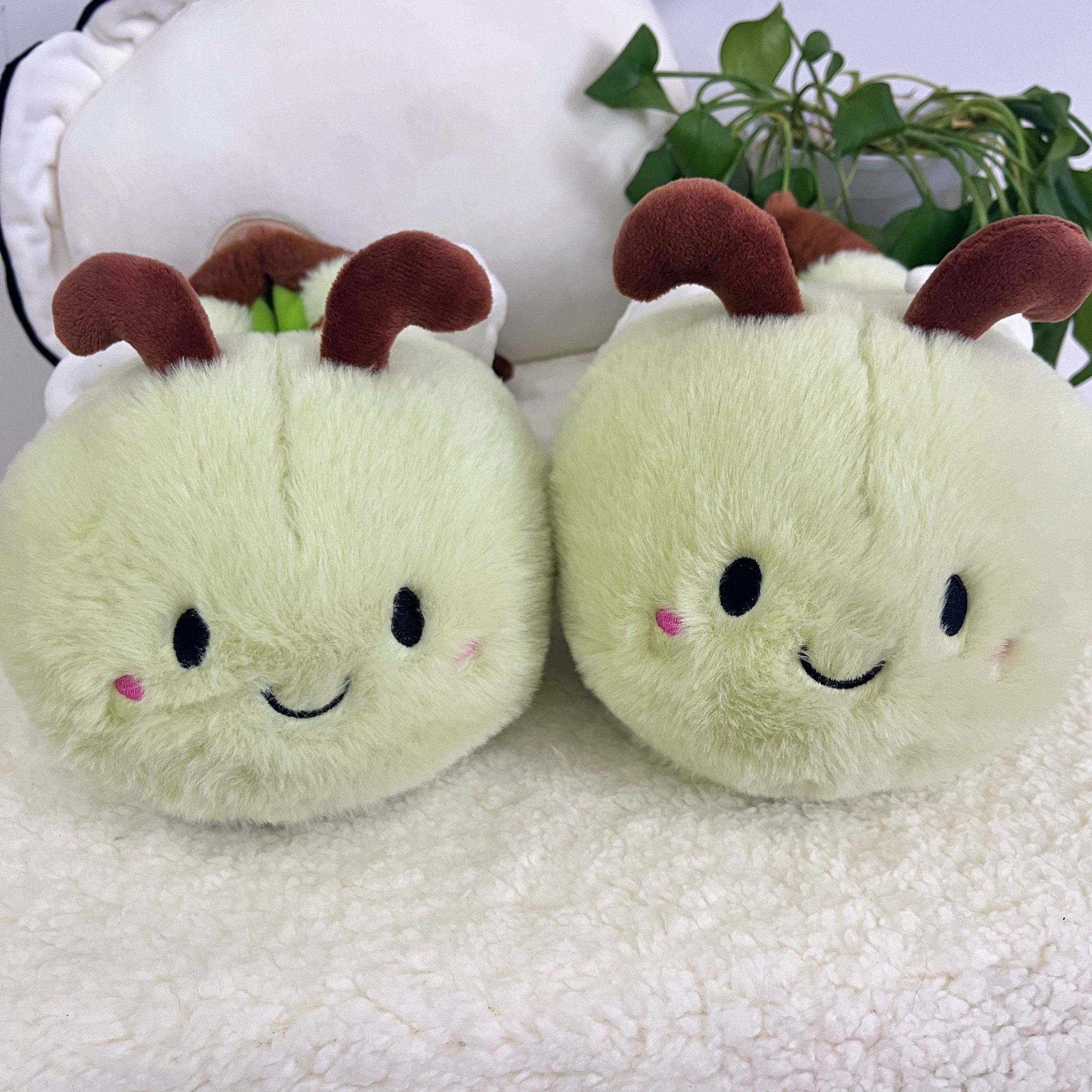 Christmas Cute Bee Animal Design Winter Warm Slippers Indoor Outdoor Shoes Creative Gift Suitable For Bedroom And Outdoor Use